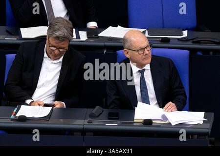 OLAF Scholz, Bundestag DEU, Deutschland, Deutschland, Berlin, 18.03.2025 Regierungsbank mit Olaf Scholz , Bundeskanzler der Bundesrepublik Deutschland SPD , und Robert Habeck , Bundesminister für Wirtschaft und Klimaschutz, Vizekanzler, Buendnis 90 die Gruenen waehrend der Debatte im Plenum der 214. Sitzung , die letzte Plenarsitzung der 20. Legislaturperiode am 18. März 2025 vor der Abstimmung der Sondersitzung ueber die Aenderung vom Grundgsetz zur Schuldenbremse und Sondervermoegen im Plenarsaal Deutscher Bundestag in Berlin Deutschland en: Regierungsbank mit Olaf Scholz, Bundeskanzler der Bundesrepublik Deutschland Stockfoto