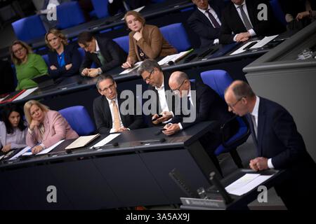 Friedrich Merz, Bundestag DEU, Deutschland, Berlin, 18.03.2025 Rede vom Kanzlerkandidat Friedrich Merz , Vorsitzender der CDU und Fraktionsvorsitzender , vor Regierungsbank mit Olaf Scholz , Bundeskanzler der Bundesrepublik Deutschland SPD , Robert Habeck , Bundesminister für Wirtschaft und Klimaschutz, Vizekanzler, Buendnis 90 die Gruenen und mit Joerg Jörg Kukies , deutscher Finanzminister SPD , waehrend der Debatte im Plenum der 214. Sitzung , die letzte Plenarsitzung der 20. Legislaturperiode am 18. März 2025 vor der Abstimmung der Sondersitzung ueber die Aenderung vom Grundgsetz Stockfoto