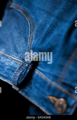 Eine detaillierte Nahaufnahme der Tasche an einer blauen Jeans, die ihr Design und ihre Funktionalität unterstreicht. Ideal für die Präsentation von Produktmerkmalen in E-Comme Stockfoto