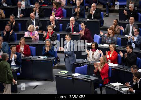 Sven-Christian Kindler, Bundestag DEU, Deutschland, Deutschland, Berlin, 18.03.2025 Sven-Christian Kindler , Politiker Buendnis 90 die Gruenen Bündnis 90/die Grünen und Mitglied Deutscher Bundestag mit Abgeordneten seiner Partei waehrend der Debatte im Plenum der 214. Sitzung , die letzte Plenarsitzung der 20. Legislaturperiode am 18. März 2025 vor der Abstimmung der Sondersitzung ueber die Aenderung vom Grundgsetz zur Schuldenbremse und Sondervermoegen im Plenarsaal Deutscher Bundestag in Berlin Deutschland en: Sven-Christian Kindler , Politiker der Allianz 90/die Grünen und Mitglied der GE Stockfoto
