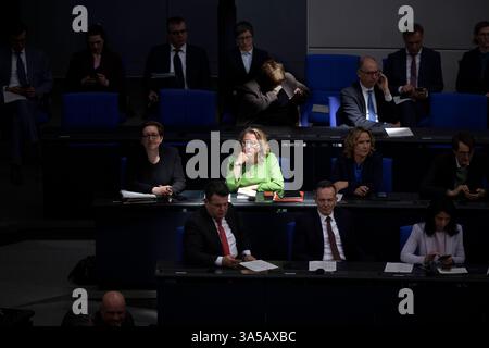 Svenja Schulze, Bundestag DEU, Deutschland, Deutschland, Berlin, 18.03.2025 Svenja Schulze, Bundesministerin für wirtschaftliche Zusammenarbeit und Entwicklung, Bundesentwicklungsministerin, SPD waehrend der Debatte im Plenum der 214. Sitzung , die letzte Plenarsitzung der 20. Legislaturperiode am 18. März 2025 vor der Abstimmung der Sondersitzung ueber die Aenderung vom Grundgsetz zur Schuldenbremse und Sondervermoegen im Plenarsaal Deutscher Bundestag in Berlin Deutschland en: Svenja Schulze, Bundesministerin für Entwicklungsfragen SPD im Plenarsaal des Deutschen Bundestages in der S Stockfoto