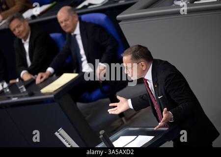 Tino Chrupalla, Bundestag DEU, Deutschland, Deutschland, Berlin, 18.03.2025 Rede von Tino Chrupalla , Co-Vorsitzebder der AfD Alternative für Deutschland , vor Regierungsbank mit Olaf Scholz , Bundeskanzler der Bundesrepublik Deutschland SPD , und Robert Habeck , Bundesminister für Wirtschaft und Klimaschutz, Vizekanzler, Buendnis 90 die Gruenen waehrend der Debatte im Plenum der 214. Sitzung , die letzte Plenarsitzung der 20. Legislaturperiode am 18. März 2025 vor der Abstimmung der Sondersitzung ueber die Aenderung vom Grundgsetz zur Schuldenbremse und Sondervermoegen im Plenarsaal Deutscher B Stockfoto