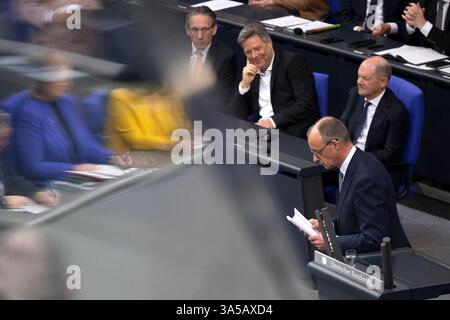 Friedrich Merz, Bundestag DEU, Deutschland, Berlin, 18.03.2025 nach der Rede vom Kanzlerkandidat Friedrich Merz , Vorsitzender der CDU und Fraktionsvorsitzender , vor Regierungsbank mit Olaf Scholz , Bundeskanzler der Bundesrepublik Deutschland SPD , Robert Habeck , Bundesminister für Wirtschaft und Klimaschutz, Vizekanzler, Buendnis 90 die Gruenen und mit Joerg Jörg Kukies , deutscher Finanzminister SPD , waehrend der Debatte im Plenum der 214. Sitzung , die letzte Plenarsitzung der 20. Legislaturperiode am 18. März 2025 vor der Abstimmung der Sondersitzung ueber die Aenderung vom G Stockfoto