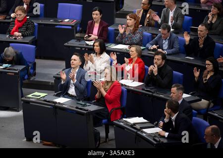 Sven-Christian Kindler, Bundestag DEU, Deutschland, Deutschland, Berlin, 18.03.2025 Sven-Christian Kindler , Politiker Buendnis 90 die Gruenen Bündnis 90/die Grünen und Mitglied Deutscher Bundestag mit Abgeordneten seiner Partei waehrend der Debatte im Plenum der 214. Sitzung , die letzte Plenarsitzung der 20. Legislaturperiode am 18. März 2025 vor der Abstimmung der Sondersitzung ueber die Aenderung vom Grundgsetz zur Schuldenbremse und Sondervermoegen im Plenarsaal Deutscher Bundestag in Berlin Deutschland en: Sven-Christian Kindler , Politiker der Allianz 90/die Grünen und Mitglied der GE Stockfoto