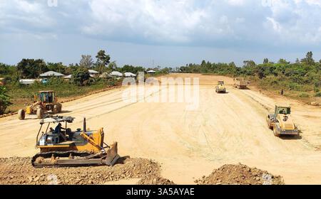 (250322) -- NAIROBI, 22. März 2025 (Xinhua) -- dieses Foto vom 20. März 2025 zeigt eine Baustelle der zweiten Phase des Bewässerungsprojekts Lower Nzoia im Siaya County im Westen Kenias. Das von der chinesischen Sino Hydro Company Limited errichtete Lower Nzoia Berigation Project ist ein nationales Projekt mit Sitz im Ministerium für Wasser und Bewässerung. Die Umsetzung begann im Juni 2018 mit dem Ziel, Überschwemmungen abzumildern und die Fläche der bewässerten Flächen in Westkenia zu vergrößern. Einer der wichtigsten Zuflüsse, die in den Viktoriasee, Afrikas größten Süßwassersee, den Nzoia, münden Stockfoto