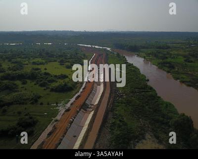 (250322) -- NAIROBI, 22. März 2025 (Xinhua) -- ein Luftdrohnenfoto vom 23. Juli 2020 zeigt eine Baustelle des Bewässerungsprojekts Lower Nzoia im Siaya County im Westen Kenias. Das von der chinesischen Sino Hydro Company Limited errichtete Lower Nzoia Berigation Project ist ein nationales Projekt mit Sitz im Ministerium für Wasser und Bewässerung. Die Umsetzung begann im Juni 2018 mit dem Ziel, Überschwemmungen abzumildern und die Fläche der bewässerten Flächen in Westkenia zu vergrößern. Einer der wichtigsten Zuflüsse, die in den Victoria-See fließen, Afrikas größten Süßwassersee, den Nzoia River, wh Stockfoto