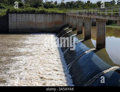 (250322) -- NAIROBI, 22. März 2025 (Xinhua) -- dieses Foto vom 20. Februar 2025 zeigt die Wasseraufnahmestruktur des Lower Nzoia Bewässerungsprojekts im Siaya County im Westen Kenias. Das von der chinesischen Sino Hydro Company Limited errichtete Lower Nzoia Berigation Project ist ein nationales Projekt mit Sitz im Ministerium für Wasser und Bewässerung. Die Umsetzung begann im Juni 2018 mit dem Ziel, Überschwemmungen abzumildern und die Fläche der bewässerten Flächen in Westkenia zu vergrößern. Einer der wichtigsten Zuflüsse, die in den Victoria-See fließen, Afrikas größten Süßwassersee, den Nzoia River, der Stockfoto