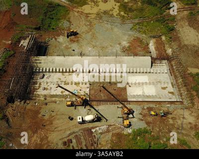 (250322) -- NAIROBI, 22. März 2025 (Xinhua) -- Ein Drohnenfoto vom 24. April 2019 zeigt einen Blick auf die Baustelle der Wasseraufnahme des Bewässerungsprojekts Lower Nzoia im Siaya County im Westen Kenias. Das von der chinesischen Sino Hydro Company Limited errichtete Lower Nzoia Berigation Project ist ein nationales Projekt mit Sitz im Ministerium für Wasser und Bewässerung. Die Umsetzung begann im Juni 2018 mit dem Ziel, Überschwemmungen abzumildern und die Fläche der bewässerten Flächen in Westkenia zu vergrößern. Einer der wichtigsten Zuflüsse, die in den Viktoriasee fließen, Afrikas größtes Süßwasser Stockfoto