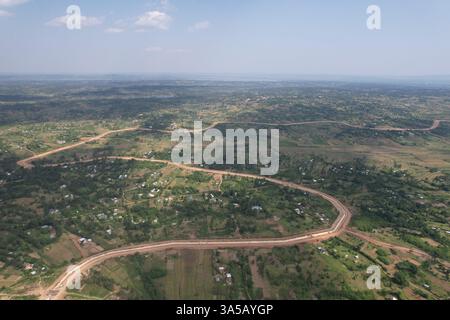 (250322) -- NAIROBI, 22. März 2025 (Xinhua) -- Ein Drohnenfoto vom 18. Juli 2023 zeigt einen Blick auf die Präreklamierebenen entlang des Viktoriasees im Siaya County im Westen Kenias. Das von der chinesischen Sino Hydro Company Limited errichtete Lower Nzoia Berigation Project ist ein nationales Projekt mit Sitz im Ministerium für Wasser und Bewässerung. Die Umsetzung begann im Juni 2018 mit dem Ziel, Überschwemmungen abzumildern und die Fläche der bewässerten Flächen in Westkenia zu vergrößern. Einer der wichtigsten Zuflüsse, die in den Victoria-See fließen, Afrikas größten Süßwassersee, den Nzoia River, der einen hat Stockfoto