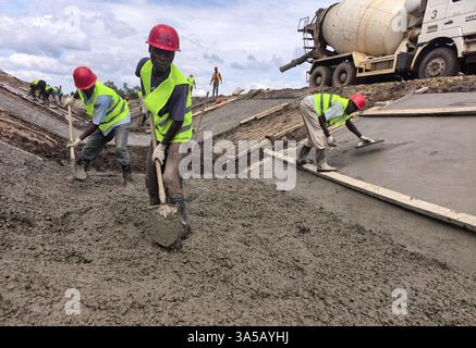 (250322) -- NAIROBI, 22. März 2025 (Xinhua) -- Arbeiter werden am 20. März 2025 auf der Baustelle der zweiten Phase des Bewässerungsprojekts Lower Nzoia im Siaya County im Westen Kenias gesehen. Das von der chinesischen Sino Hydro Company Limited errichtete Lower Nzoia Berigation Project ist ein nationales Projekt mit Sitz im Ministerium für Wasser und Bewässerung. Die Umsetzung begann im Juni 2018 mit dem Ziel, Überschwemmungen abzumildern und die Fläche der bewässerten Flächen in Westkenia zu vergrößern. Einer der wichtigsten Zuflüsse, die in den Viktoriasee, Afrikas größten Süßwassersee, den Nzoia, münden Stockfoto