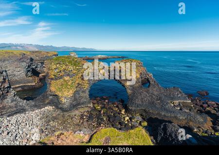 Malerischer Blick auf die Küste des Gatklettur Rock Arch mit Basaltklippen im Sommer in Arnarstapi, Island Stockfoto