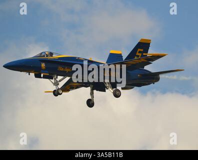 Die Blue Angels der US Navy sind eines der berühmtesten Kunstflugteams der Welt. Hier sehen wir den No. 5-Jet, der nach einer Ausstellung an Land kommt. Stockfoto