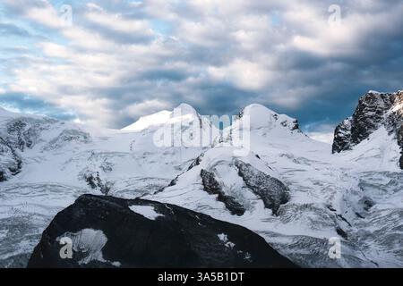Malerischer Blick auf den verschneiten Gorner Gletscher auf der Westseite des Monte Rosa Massivs vom Bahnhof Gornergrat in Zermatt, Schweiz Stockfoto