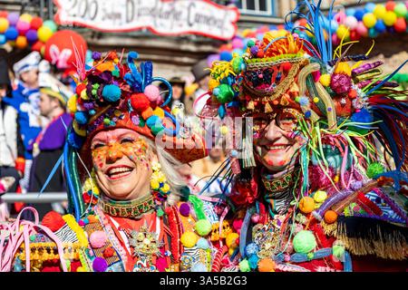 Karnevalsparade mit bunten Kostümen am Rosenmontag in Düsseldorf, Deutschland, Europa Stockfoto
