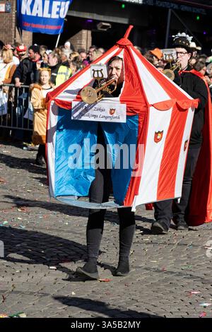 Karnevalsparade am Rosenmontag in Düsseldorf, Deutschland, Europa Stockfoto
