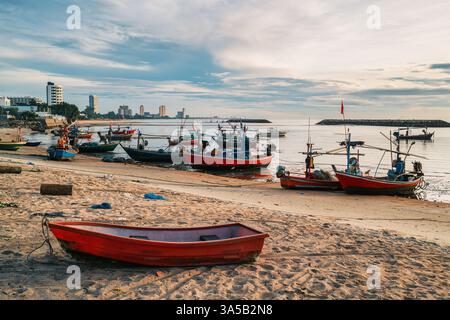 Farbenfrohe traditionelle Fischerboote, die am Strand am tropischen Meer im Fischerdorf Phetchaburi verankert sind Stockfoto