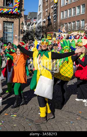 Karnevalsparade am Rosenmontag in Düsseldorf, Deutschland, Europa Stockfoto