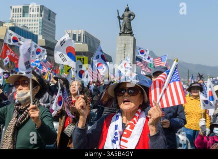 Seoul, Südkorea. März 2025. Anhänger des angeklagten südkoreanischen Präsidenten Yoon Suk Yeol veranstalten eine Kundgebung, um sich gegen seine Amtsenthebung zu wehren. Da sich das Amtsenthebungsurteil des südkoreanischen Verfassungsgerichts weiterhin verzögert, fanden in der Innenstadt von Seoul große Straßenkundgebungen statt, die den verklagten koreanischen Präsidenten Yoon Suk Yeol unterstützten oder sich dagegen stellten. Quelle: SOPA Images Limited/Alamy Live News Stockfoto