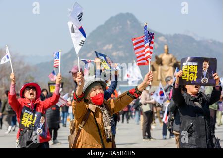 Seoul, Südkorea. März 2025. Anhänger des angeklagten südkoreanischen Präsidenten Yoon Suk Yeol veranstalten eine Kundgebung, um sich gegen seine Amtsenthebung zu wehren. Da sich das Amtsenthebungsurteil des südkoreanischen Verfassungsgerichts weiterhin verzögert, fanden in der Innenstadt von Seoul große Straßenkundgebungen statt, die den verklagten koreanischen Präsidenten Yoon Suk Yeol unterstützten oder sich dagegen stellten. Quelle: SOPA Images Limited/Alamy Live News Stockfoto