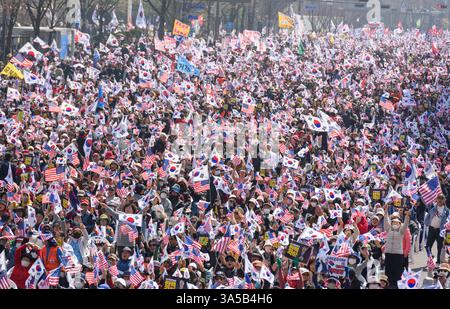 Seoul, Südkorea. März 2025. Anhänger des angeklagten südkoreanischen Präsidenten Yoon Suk Yeol veranstalten eine Kundgebung, um sich gegen seine Amtsenthebung zu wehren. Da sich das Amtsenthebungsurteil des südkoreanischen Verfassungsgerichts weiterhin verzögert, fanden in der Innenstadt von Seoul große Straßenkundgebungen statt, die den verklagten koreanischen Präsidenten Yoon Suk Yeol unterstützten oder sich dagegen stellten. Quelle: SOPA Images Limited/Alamy Live News Stockfoto