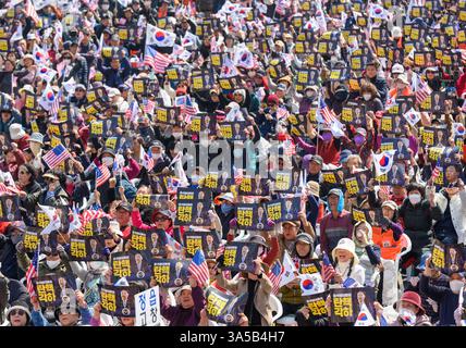 Seoul, Südkorea. März 2025. Anhänger des angeklagten südkoreanischen Präsidenten Yoon Suk Yeol veranstalten eine Kundgebung, um sich gegen seine Amtsenthebung zu wehren. Da sich das Amtsenthebungsurteil des südkoreanischen Verfassungsgerichts weiterhin verzögert, fanden in der Innenstadt von Seoul große Straßenkundgebungen statt, die den verklagten koreanischen Präsidenten Yoon Suk Yeol unterstützten oder sich dagegen stellten. Quelle: SOPA Images Limited/Alamy Live News Stockfoto