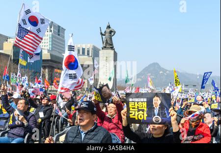Seoul, Südkorea. März 2025. Anhänger des angeklagten südkoreanischen Präsidenten Yoon Suk Yeol veranstalten eine Kundgebung, um sich gegen seine Amtsenthebung zu wehren. Da sich das Amtsenthebungsurteil des südkoreanischen Verfassungsgerichts weiterhin verzögert, fanden in der Innenstadt von Seoul große Straßenkundgebungen statt, die den verklagten koreanischen Präsidenten Yoon Suk Yeol unterstützten oder sich dagegen stellten. Quelle: SOPA Images Limited/Alamy Live News Stockfoto