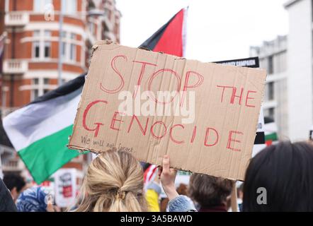 London, UK, 22. März 2025. Vor der israelischen Botschaft fand ein propalästinensischer Protest statt, nachdem Israel seinen Angriff auf Gaza wieder aufgenommen hatte, das Waffenstillstandsabkommen aufgab und auch eine vollständige Blockade des Streifens verhängte, wodurch Nahrungsmittel, Wasser, Treibstoff und medizinische Versorgung nicht mehr eindringen konnten. Zu den Sprechern zählte die Sängerin und Schauspielerin Paloma Faith. Kredit : Monica Wells/Alamy Live News Stockfoto