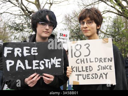 London, UK, 22. März 2025. Vor der israelischen Botschaft fand ein propalästinensischer Protest statt, nachdem Israel seinen Angriff auf Gaza wieder aufgenommen hatte, das Waffenstillstandsabkommen aufgab und auch eine vollständige Blockade des Streifens verhängte, wodurch Nahrungsmittel, Wasser, Treibstoff und medizinische Versorgung nicht mehr eindringen konnten. Zu den Sprechern zählte die Sängerin und Schauspielerin Paloma Faith. Kredit : Monica Wells/Alamy Live News Stockfoto