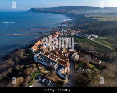Luftaufnahme der kleinen Küstenstadt Robin Hoods Bay in North Yorkshire im Nordosten Englands. Stockfoto