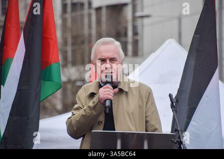 London, Großbritannien. März 2025. Der Labour-Abgeordnete John McDonnell hält eine Rede, während sich Demonstranten in der Nähe der israelischen Botschaft versammeln, um Palästina zu unterstützen, nachdem Israel den Waffenstillstand mit der Hamas gebrochen und seine Angriffe auf Gaza wieder aufgenommen hatte. Quelle: Vuk Valcic/Alamy Live News Stockfoto