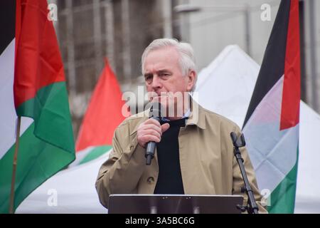 London, Großbritannien. März 2025. Der Labour-Abgeordnete John McDonnell hält eine Rede, während sich Demonstranten in der Nähe der israelischen Botschaft versammeln, um Palästina zu unterstützen, nachdem Israel den Waffenstillstand mit der Hamas gebrochen und seine Angriffe auf Gaza wieder aufgenommen hatte. Quelle: Vuk Valcic/Alamy Live News Stockfoto