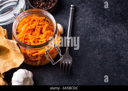 Würziger koreanischer Karottensalat im Glas Stockfoto