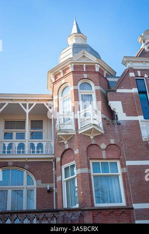 Malerischer kleiner Turm eines Herrenhauses im Botschaftsviertel Statenkwartier in der Stadt Haag, Niederlande Stockfoto