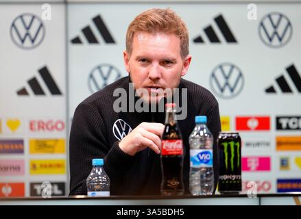 Dortmund, Deutschland. März 2025. Julian Nagelsmann (Manager, Deutschland) beantwortet Fragen der Medien während einer Pressekonferenz. Quelle: Unabhängige Fotoagentur/Alamy Live News Stockfoto