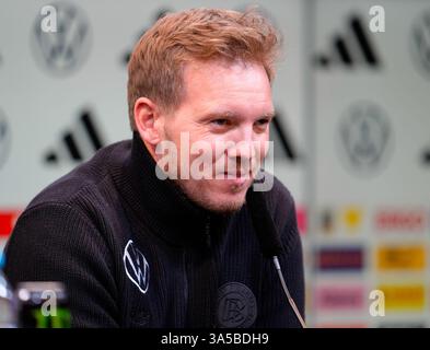 Dortmund, Deutschland. März 2025. Julian Nagelsmann (Manager, Deutschland) beantwortet Fragen der Medien während einer Pressekonferenz. Quelle: Unabhängige Fotoagentur/Alamy Live News Stockfoto