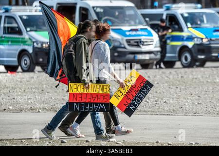 Rechte Demo gemeinsam für Deutschland, Demonstranten mit Friedensplakaten und Deutschlandfahne, Theresienwiese, München, 22. März 2025 Deutschland, München, 22. März 2025, rechte Demo unter dem Motto gemeinsam für Deutschland auf der Theresienwiese, Demonstrierende mit Friedensplakaten und Deutschlandflagge, Motto: Waffen schaffen keinen Frieden, Frieden schaffen ohne Waffen, ca. 250 Teilnehmer, starke Polizeipräsenz, Samstag ab 14 Uhr, Politik, Bayern, *** rechte Demonstration gemeinsam für Deutschland, Demonstranten mit Friedenspostern und deutscher Flagge, Theresienwiese, München, 22. März 2025 G Stockfoto