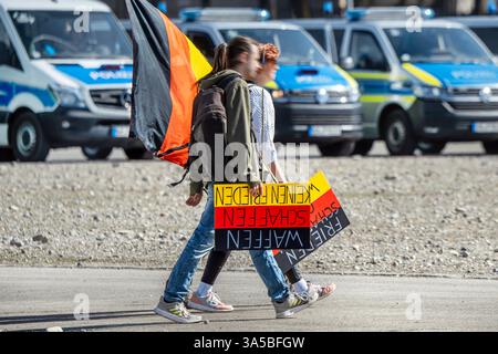 Rechte Demo gemeinsam für Deutschland, Demonstranten mit Friedensplakaten und Deutschlandfahne, Theresienwiese, München, 22. März 2025 Deutschland, München, 22. März 2025, rechte Demo unter dem Motto gemeinsam für Deutschland auf der Theresienwiese, Demonstrierende mit Friedensplakaten und Deutschlandflagge, Motto: Waffen schaffen keinen Frieden, Frieden schaffen ohne Waffen, ca. 250 Teilnehmer, starke Polizeipräsenz, Samstag ab 14 Uhr, Politik, Bayern, *** rechte Demonstration gemeinsam für Deutschland, Demonstranten mit Friedenspostern und deutscher Flagge, Theresienwiese, München, 22. März 2025 G Stockfoto