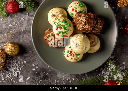 Weihnachtskekse mit Nüssen und Schokolade. Weihnachtsstillleben. Flache Lagen Stockfoto