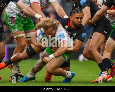 London, Großbritannien. März 2025. Tottenham Hotspur Stadium, London, 22. März 2025: Andy Onyeama-Christie (20 Saracens) kämpft gegen Tyrone Green (23 Harlequins) während des Gallagher Premiership-Spiels zwischen Saracens und Harlequins im Tottenham Hotspur Stadium, London, England am Samstag, den 22. März 2025. (Claire Jeffrey/SPP) Credit: SPP Sport Press Photo. /Alamy Live News Stockfoto