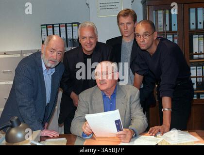 EINGEREICHT - 16. August 1999, Bayern, München: Der 'alte Mann' und sein Team: Rolf Schimpf (Front) als Chefinspektor Leo Kress mit (l-r) Ulf J. Söhmisch (Polizeiarzt), Michael Ande (Inspektor Heymann), Markus Böttcher (Inspektor Riedmann) und Pierre Sanoussi-Bliss (Inspektor Richter). Schimpf starb am 22. März 2025 im Alter von 100 Jahren, wie sein Biograph Vetten der Deutschen Presse-Agentur nach Medienberichten bestätigte. Foto: Picture Alliance/dpa Stockfoto