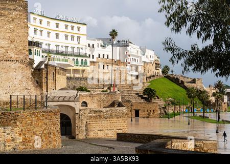 Alte befestigte Stadtmauer und Continental Hotel, Bab El Marsa, Tanger, Marokko, Nordafrika. Stockfoto