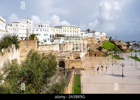 Alte befestigte Stadtmauer und Continental Hotel, Bab El Marsa, Tanger, Marokko, Nordafrika. Stockfoto