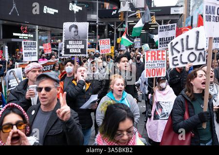 Hunderte von Menschen marschierten am Samstag, den 15. März, vom Times Square zum Columbus Circle und forderten die Freilassung des palästinensischen Aktivisten Mahmoud Khalil, eines Absolventen der Columbia University und Grünkarteninhabers, der von ICE auf dem Campus der Columbia University verhaftet wurde. März 2025 Stockfoto