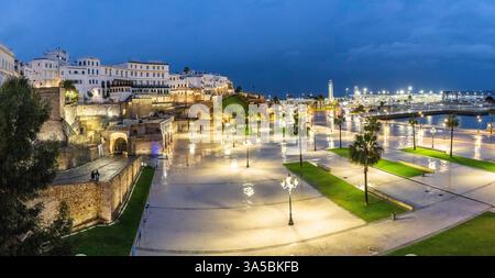 Alte befestigte Stadtmauer und Continental Hotel, Bab El Marsa, Tanger, Marokko, Nordafrika. Stockfoto