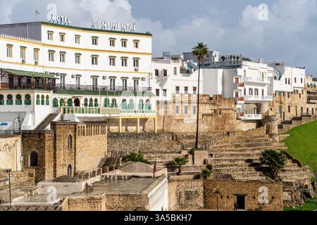Alte befestigte Stadtmauer und Continental Hotel, Bab El Marsa, Tanger, Marokko, Nordafrika. Stockfoto