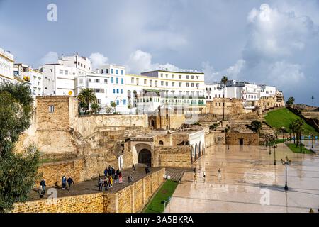 Alte befestigte Stadtmauer und Continental Hotel, Bab El Marsa, Tanger, Marokko, Nordafrika. Stockfoto