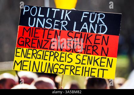 Rechte Demo gemeinsam für Deutschland, Demonstranten mit Deutschlandplakat, Theresienwiese, München, 22. März 2025 Deutschland, München, 22. März 2025, rechte Demo unter dem Motto gemeinsam für Deutschland auf der Theresienwiese, Demonstrierende mit Plakat in Deutschlandfarben, Slogan: Politik für unser Land, Mieten senken, Grenzen sichern, Energiepreis senken, Meinungsfreiheit, CA. 550 Teilnehmer, Samstag ab 14 Uhr, Politik, Bayern, *** rechte Demonstration gemeinsam für Deutschland, Demonstranten mit Deutschland-Poster, Theresienwiese, München, 22. März 2025 Deutschland, München, 22. März 2025, rechts- Stockfoto