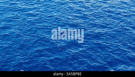 Blauer Wasserhintergrund, Meeresstruktur, Wellen auf der Oberfläche. Stockfoto