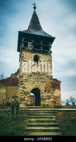 9x16 schwarz-weiß verlassene Kirche Stein und Backstein dramatische Atmosphäre Stockfoto