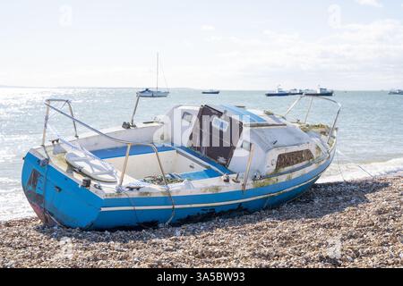 Blick von oben auf ein altes Boot, das am Pebbels Beach liegt, blauer Boden und weißes oberes Deck, das man in Southen-on-Sea Strandfront in Essex England sehen kann Stockfoto